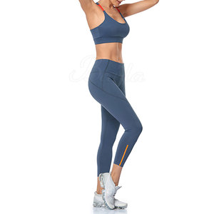 Conjunto de Yoga para Mujer de Cintura Alta Negro Transpirable con Logo Frontal Control de Abdomen Ajuste Delgado Ropa Deportiva con Servicio OEM - Product Image 3