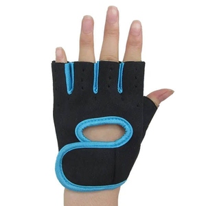 Gants d'entraînement respirants en néoprène à demi-doigts avec sangle de poignet réglable pour hommes et femmes - Gants de fitness et de gym pour l'extérieur - Product Image 3