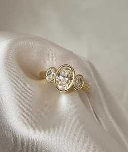 Bague de fiançailles ovale en diamant de laboratoire de 1,5 carat – Bague à trois pierres serties en or massif ou en argent - Product Image 6