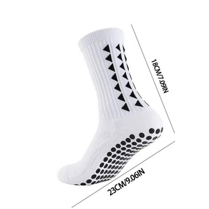 Chaussettes de football personnalisées avec logo, en coton premium, avec grip en silicone robuste, chaussettes de sport rembourrées, antidérapantes, anti-ampoules. - Product Image 2