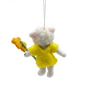 Adorno Navideño de Fieltro de Lana Hecho a Mano, Ecológico y Tradicional, con Diseño de Oveja en Vestido Amarillo y Flores, Decoración de Pared Interior con Animal de Dibujos Animados - Product Image 4