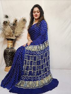Traditional Indian Women's Cotton <b>Saree</b> <b>Red</b> With Embroidered Pattern Floor-Length Loose Fit For Wedding All Seasons - Product Image 2