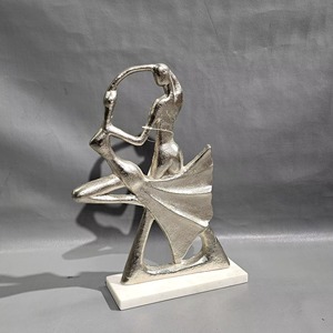Sculpture moderne en aluminium faite à la main avec base en marbre, taille et forme personnalisées pour la décoration intérieure, en provenance d'Inde - Product Image 2