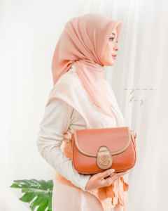 Sac à bandoulière/crossbody Hody Ayana en cuir synthétique de qualité supérieure avec longue sangle tressée, fermeture à glissière, doublure en satin - Toutes saisons - Product Image 1