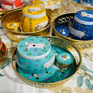 Ensemble de rangement modulaire avec motifs de vaches sur pichwai métallique, pots décoratifs avec plateau, disponible à prix de gros. - Product Image 1