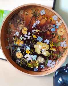 Bandeja redonda de madera con flores silvestres auténticas en resina, bandeja de servir botánica, decoración epoxi, vajilla boho hecha a mano. - Product Image 5