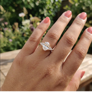 Bague de fiançailles solitaire pour femme avec diamant de laboratoire certifié IGI, pierres latérales en diamant de laboratoire ovale VVS, bijoux personnalisés - Product Image 5