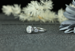 Anillo de compromiso de moissanita con engaste de bisel, plata de ley 925, corte redondo, anillo de diamantes para mujer, anillo de boda de tres piedras, venta al por mayor - Product Image 5