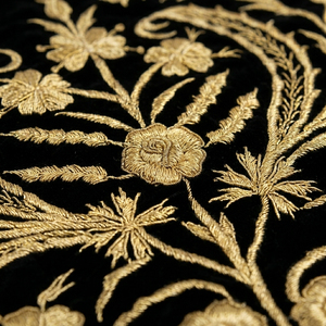 Chasuble liturgique en velours noir avec broderie florale dorée et manches trois quarts - Product Image 4
