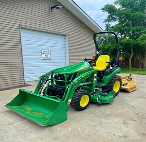 Nuevo Tractor Agrícola John Deere 2025R 4WD con Cultivador Rotatorio y Cortadora de Césped en Venta - Product Image 1