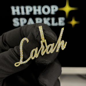 Colgante con Nombre Personalizado de Plata 925, Chapado en Oro de 18K y Oro Rosa, con Moissanita VVS y Micro Pavé, Letra Romántica Estilo Script, Amuleto de Moda para Fiesta - Product Image 1
