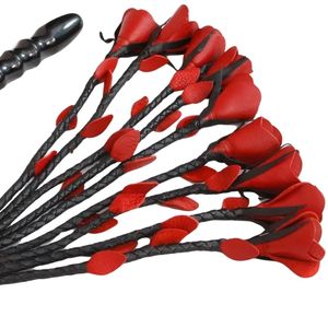 Fouet en cuir avec pointes rouges et brins tressés, prise en main confortable - Product Image 2