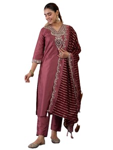 Ensemble Salwar Kameez en soie bordeaux élégant pour femme, avec dupatta brodé, kurta traditionnelle longueur cheville, idéal pour les fêtes d'hiver et les tenues décontractées - Product Image 5