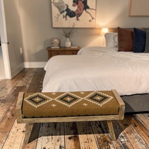 Banc ottoman traditionnel fait main en jute Kilim avec pieds en bois, rembourré style bohème, repose-pieds fixe multicolore, ottoman d'appartement écologique - Product Image 2
