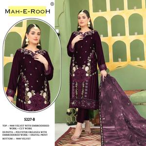 Collection Hiver la Plus Vendue : Salwar Kameez en Velours 9000 avec Broderie Lourde et Sequins, Prêt-à-porter - Product Image 2