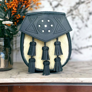 Sac Sporran en fourrure gaufré et clouté à six pompons pour robe Sami, VENTE CHAUDE, Accessoires de costume des Highlands - Product Image 2