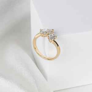 Anillo Toi Et Moi con diamantes cultivados en laboratorio, corte pera y ovalado, para mujer, oro sólido de 14 quilates, moderno, regalo de compromiso para ella y para ti. - Product Image 2