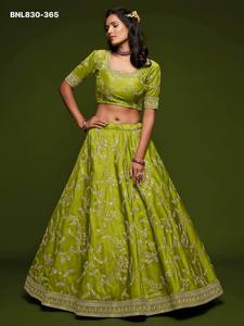 Nuevo Conjunto Lehenga-Choli Verde Neón Semisellado con Bordado de Seda Artística y Lentejuelas Zari, Estilo Línea A, Proveedor Indio - Product Image 5
