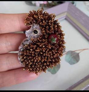 Broche de luxe brodée avec des détails de perles cousues à la main, broderie artisanale, bijou perlé pour femme - Product Image 6