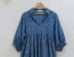 เดรสผ้าฝ้ายพิมพ์ลายบล็อกแฮนด์เมดสไตล์โบโฮสำหรับผู้หญิง ใส่สบาย ระบายอากาศได้ดี เหมาะสำหรับฤดูร้อน ผลิตในอินเดีย - Product Image 2