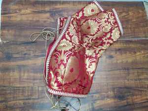 Elegante Blusa de Mujer con Cuello de Solapa y Mangas Kimono, Adornada con Lentejuelas y Estampado Floral Rojo Dorado, Ideal para Fiestas - Product Image 2