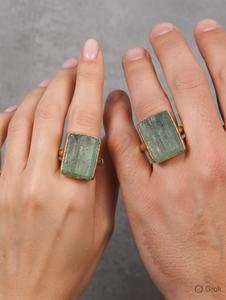 Bague en aquamarine brute plaquée rhodium |   Bague de mariage en pierre précieuse de forme constellation certifiée IGI |   Bagues en pierre naturelle en gros - Product Image 2