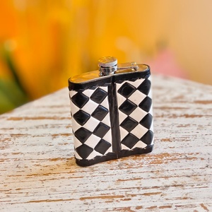 Los frascos de cadera de cuero genuino Venus, de lujo, mini, a cuadros negros, resistentes, portátiles, con clip de bolsillo y ligeros, estaban muy vendidos. - Product Image 3