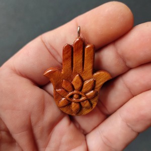Colgante de madera con diseño de mano de Hamsa, ojo y flor, hecho de madera natural para decoración del hogar o fabricación de joyas - Product Image 5