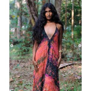 Robe longue tricotée à la main, col en V profond, ourlet asymétrique, style bohème, sans manches, coupe classique, écologique, coupe trapèze, pour l'été et la plage - Product Image 2