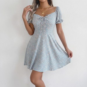 Robe mini trapèze bleu clair à imprimé floral avec manches bouffantes, col carré, laçage, coupe décontractée d'été, ourlet évasé - Product Image 1