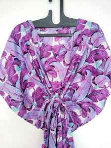 Robe kaftan en coton à feuilles violettes faite à la main en Inde, mode bohème pour femmes - Product Image 3