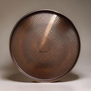 Plateau rond en métal marron martelé, grande taille, vente en gros, OEM, pour hôtels, restaurants, vaisselle antique rétro, plateaux de service, cadeaux de mariage - Product Image 1