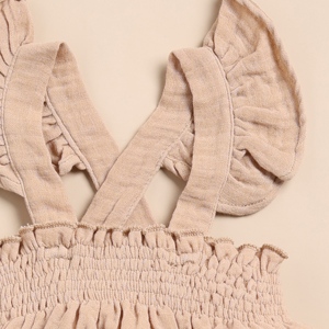 Top sin mangas con volantes de muselina orgánica para bebé Color Latte de calidad premium - Product Image 3