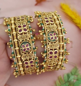 ชุดกำไลข้อมือสองชิ้นเคลือบทองคำขาวประดับมอสซาไนต์สไตล์โบราณผิวด้าน ดีไซน์ทันสมัยสำหรับผู้หญิง สวมใส่ในงานแต่งงาน - Product Image 2