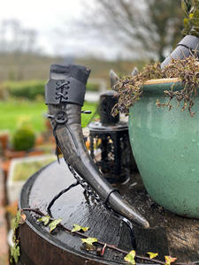 Corne à boire sculptée à la main de style antique en corne de buffle, matériau organique poli, artisanat naturel viking, écologique - Product Image 3