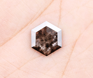 OM GEMS - Diamante Cultivado en Laboratorio, Corte Hexagonal de 1.95 Ct, Perforado con Láser, Color Sal y Pimienta, para Joyería - Product Image 6