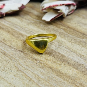 Nouvelle bague géométrique triangulaire très demandée, minimaliste en laiton, plaquée or 18 carats pour homme, design géométrique simple, vente en gros/OEM/ODM - Product Image 4