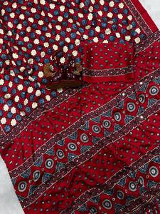 Sari en satin japonais lourd imprimé Ajarakh avec broderie miroir authentique et pièce de blouse Latkan – Sari beauté miroir héritage - Product Image 2