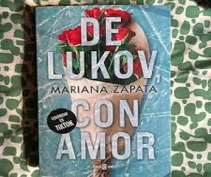 Desde Lukov con amor de Mariana Zapata, libro de bolsillo más vendido para adultos - Product Image 1