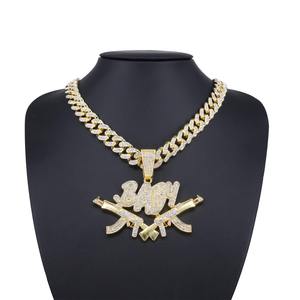 Colgante de Doble Pistola con Incrustaciones de Diamantes, Cadena de Aleación Chapada en Oro Elegante para Hombres y Mujeres, Estilo Hip-Hop, Moda Urbana, Tendencia Rap - Product Image 4