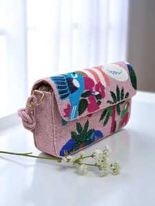 Bolso de mano tropical con cuentas: Bolso de verano rosa hecho a mano con diseño de loro y sombrero - Product Image 2