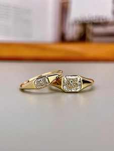 Anillo de Compromiso y Matrimonio Minimalista para Mujer con Moissanita de Corte Radiante en Engaste de Bisel, Plata de Ley 925 - Product Image 4