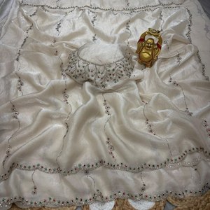 Sari de seda de verano con pedrería Jarkan, diseño moderno para fiestas de Diwali, ropa de boda con adornos elaborados, blusa a juego de secado rápido para el sol. - Product Image 1