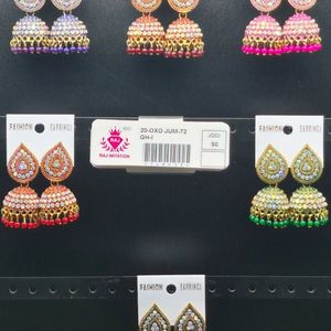 Boucles d'oreilles jhumka en forme de goutte d'eau, serties de pierres et de perles colorées bleues, oranges, roses, rouges, vertes, noires, imitation ethnique traditionnelle. - Product Image 1