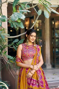 Ensemble Lehenga Choli à imprimé floral rose avec dupatta transparent, motifs roses, tenue de mariage élégante et festive pour femmes, ensemble haut de gamme - Product Image 3