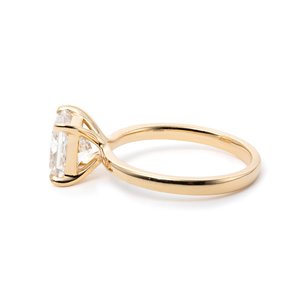 Bague en diamant de laboratoire de 2 carats certifiée IGI de qualité supérieure, or jaune massif, finition polie, bijoux de mariage classiques, élégants pour la mariée - Product Image 2