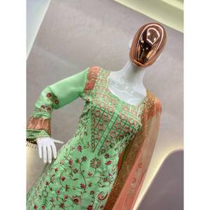 Ensemble élégant et magnifique pour les occasions spéciales, composé d'un haut, d'un bas et d'un dupatta, avec un imprimé floral éblouissant - Product Image 3