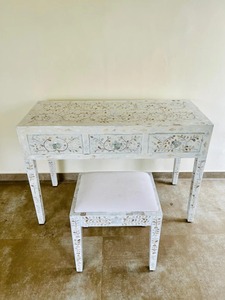 Table console décorative de style antique pour salon et chambre, design moderne et luxueux en nacre. - Product Image 2