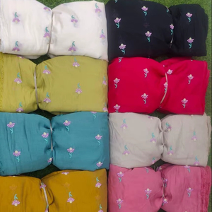 Tissu non tissé Chanderi en coton et soie de poids moyen, orné de perles florales et d'une magnifique broderie, respirant, pour garçons et filles, idéal pour les mariages - Product Image 1