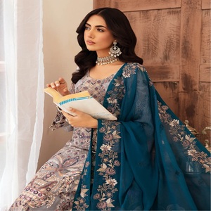 Robes panjabi pakistanaises brodées en mousseline de soie pour femmes sur des costumes trois pièces en mousseline de soie Designers pakistanais par Ramsha Vol V-26 - Product Image 2